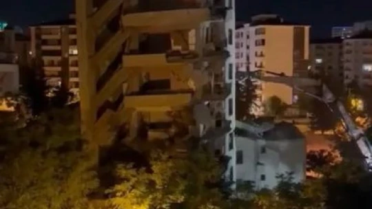 Malatya'da depremde yıkılan ağır hasarlı bina paniğe neden oldu