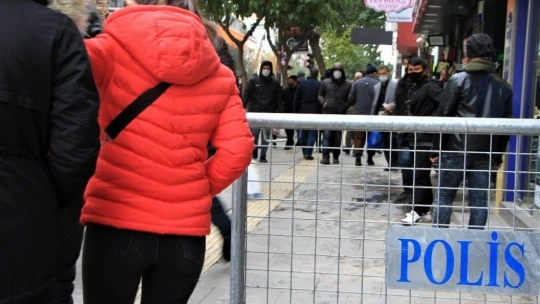 Maske kullanımı yüzde 100, sosyal mesafe yetersiz