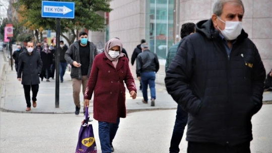 Maske kullanımı yüzde 100, sosyal mesafe yetersiz