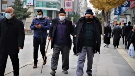 Maske kullanımı yüzde 100, sosyal mesafe yetersiz