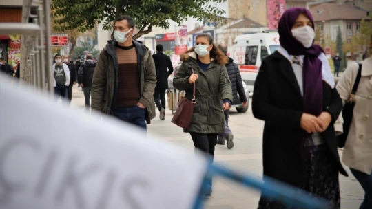 Maske kullanımı yüzde 100, sosyal mesafe yetersiz