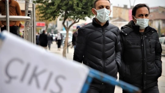 Maske kullanımı yüzde 100, sosyal mesafe yetersiz