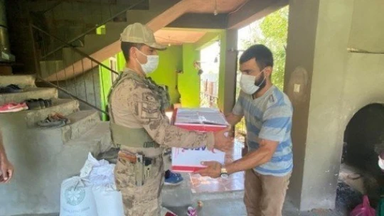 Mehmetçiğin depremzedelere desteği sürüyor