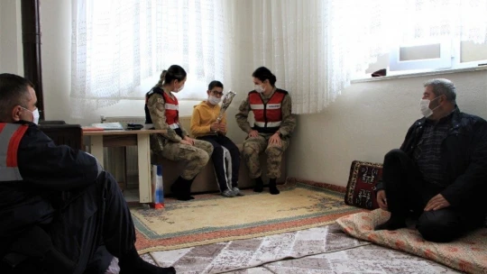 Mehmetçik'ten işaret diliyle anlamlı mesaj, vefalı sürpriz