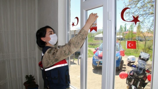 Mehmetçik'ten köy çocuklarına bayram sürprizi, gören koştu