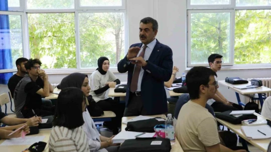 Milli Eğitim Bakanı Tekin, öğrencilerle bir araya geldi