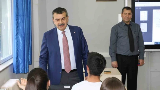 Milli Eğitim Bakanı Tekin, öğrencilerle bir araya geldi