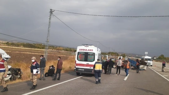 Minibüs ile çarpışan traktör ikiye bölündü: 2 yaralı
