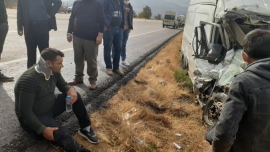 Minibüs ile çarpışan traktör ikiye bölündü: 2 yaralı