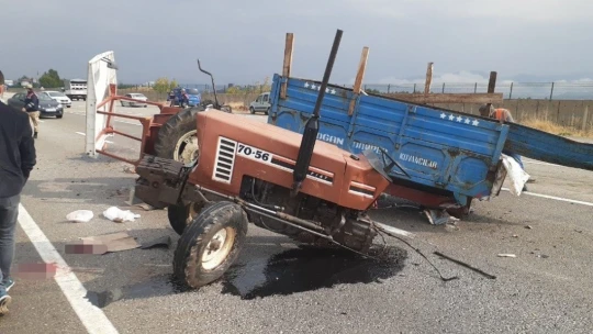 Minibüs ile çarpışan traktör ikiye bölündü: 2 yaralı
