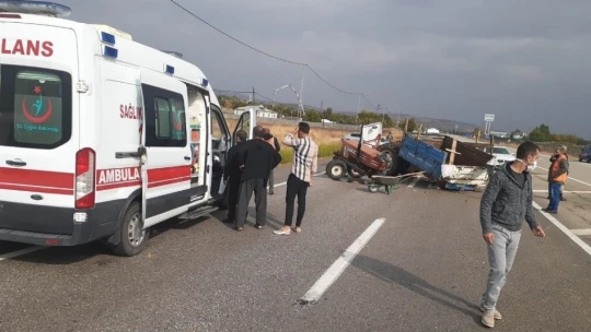 Minibüs ile çarpışan traktör ikiye bölündü: 2 yaralı