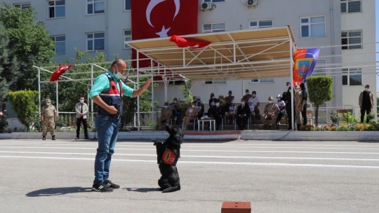 Elazığ'da Minik Öğrencilerden Jandarmaya Anlamlı Ziyaret