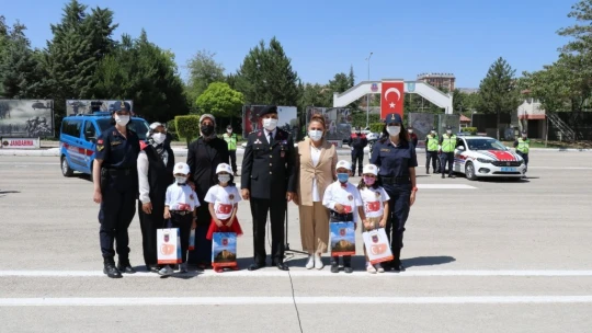 Elazığ'da Minik Öğrencilerden Jandarmaya Anlamlı Ziyaret