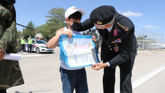 Elazığ'da Minik Öğrencilerden Jandarmaya Anlamlı Ziyaret