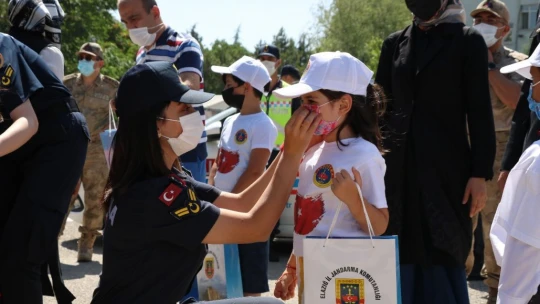 Elazığ'da Minik Öğrencilerden Jandarmaya Anlamlı Ziyaret