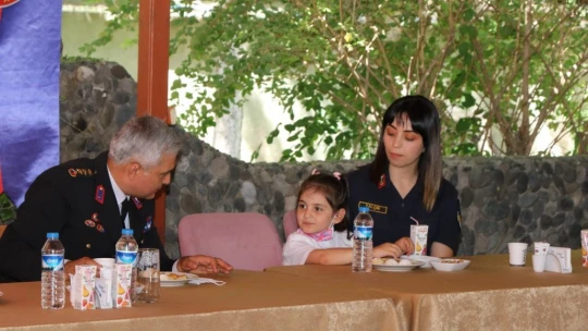 Elazığ'da Minik Öğrencilerden Jandarmaya Anlamlı Ziyaret