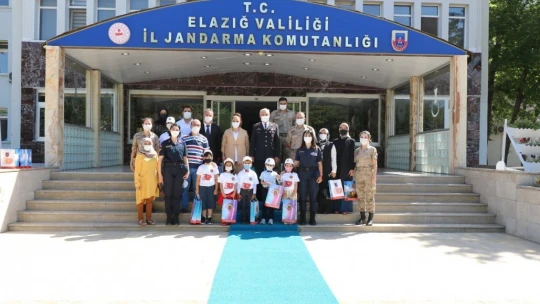 Elazığ'da Minik Öğrencilerden Jandarmaya Anlamlı Ziyaret
