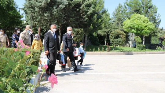 Elazığ'da Minik Öğrencilerden Jandarmaya Anlamlı Ziyaret