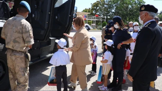 Elazığ'da Minik Öğrencilerden Jandarmaya Anlamlı Ziyaret