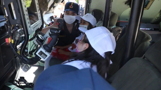 Elazığ'da Minik Öğrencilerden Jandarmaya Anlamlı Ziyaret