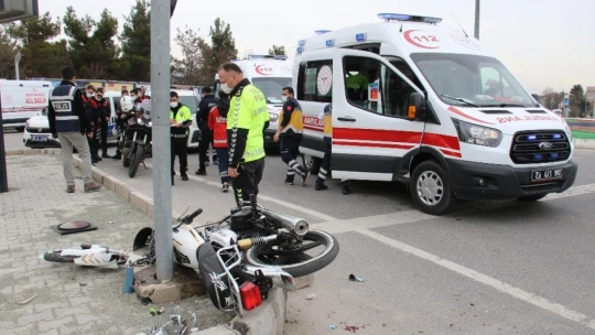 Motosiklet önce kaldırıma sonra direğe çarptı: 2 yaralı