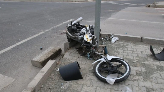 Motosiklet önce kaldırıma sonra direğe çarptı: 2 yaralı