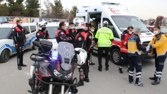 Motosiklet önce kaldırıma sonra direğe çarptı: 2 yaralı