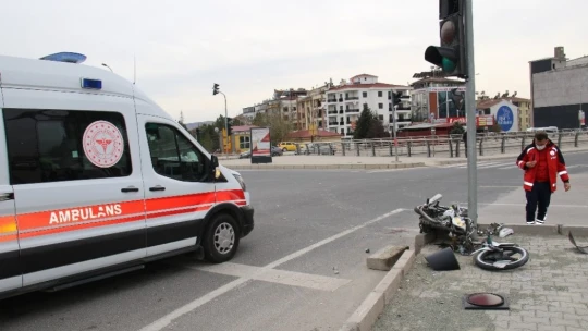 Motosiklet önce kaldırıma sonra direğe çarptı: 2 yaralı