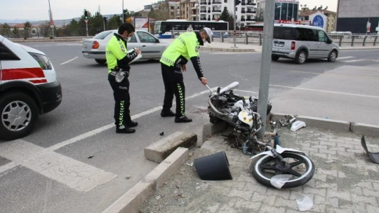 Motosiklet önce kaldırıma sonra direğe çarptı: 2 yaralı