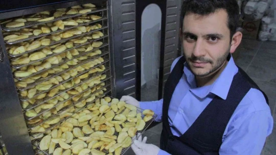 Mühendisliği Bıraktı, Elazığ'da Bir İlki Başardı, Meyve Kurusu Siparişlerine Yetişmeye Çalışıyor