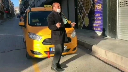 Müziğin ritmine kendini kaptıran taksici gülümsetti