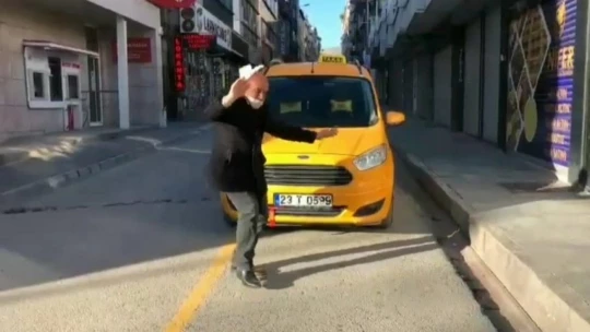 Müziğin ritmine kendini kaptıran taksici gülümsetti