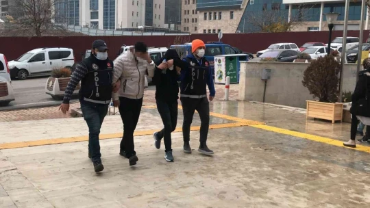 Narkotik Köpeği Alex Uyuşturucuya Geçit Vermedi, 2 Gözaltı