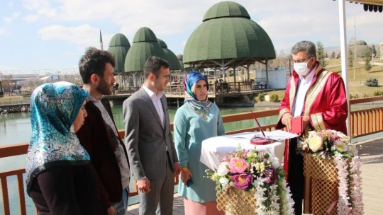 Normalleşme sürecinin ilk gününde çiftlerin nikah sevinci