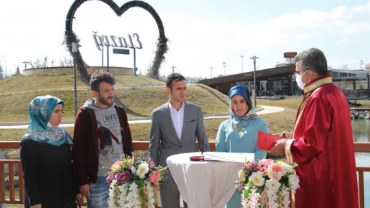 Normalleşme sürecinin ilk gününde çiftlerin nikah sevinci