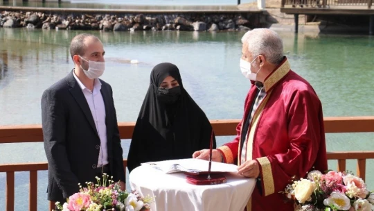 Normalleşme sürecinin ilk gününde çiftlerin nikah sevinci