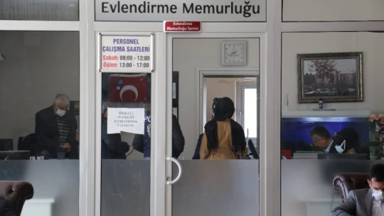 Normalleşme sürecinin ilk gününde çiftlerin nikah sevinci