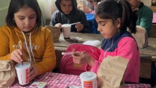 Teşekkürler Kübra Öğretmen, İlk Kez Öğrencileri Hamburger Yedi