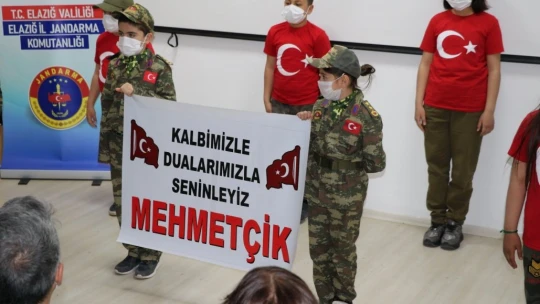 Öğrenciler, jandarmayı ziyaret edip şehitler anısına program yaptı