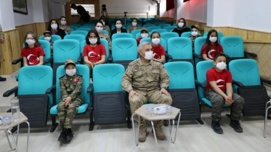 Öğrenciler, jandarmayı ziyaret edip şehitler anısına program yaptı