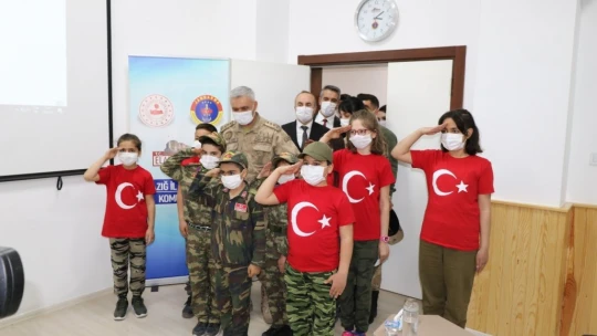 Öğrenciler, jandarmayı ziyaret edip şehitler anısına program yaptı