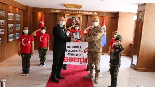 Öğrenciler, jandarmayı ziyaret edip şehitler anısına program yaptı