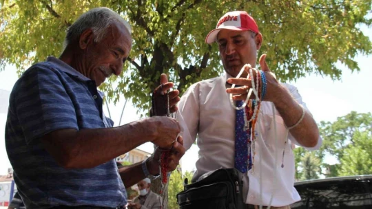 Öğretmen gibi giyinip, günde 15 bin adım atarak tespih satıyor