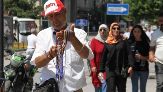 Öğretmen gibi giyinip, günde 15 bin adım atarak tespih satıyor