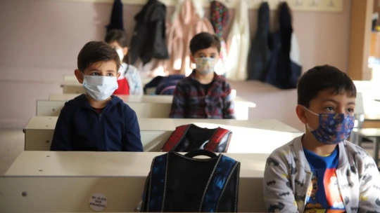 Orta riskli Elazığ'da yüz yüze eğitim başladı, öğrenciler ders başı yaptı