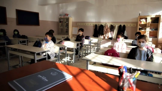 Orta riskli Elazığ'da yüz yüze eğitim başladı, öğrenciler ders başı yaptı
