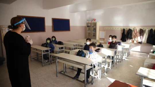 Orta riskli Elazığ'da yüz yüze eğitim başladı, öğrenciler ders başı yaptı