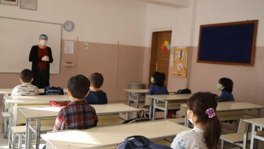 Orta riskli Elazığ'da yüz yüze eğitim başladı, öğrenciler ders başı yaptı