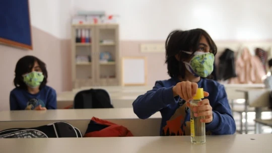Orta riskli Elazığ'da yüz yüze eğitim başladı, öğrenciler ders başı yaptı