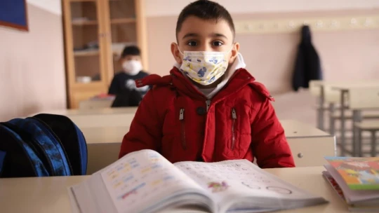 Orta riskli Elazığ'da yüz yüze eğitim başladı, öğrenciler ders başı yaptı